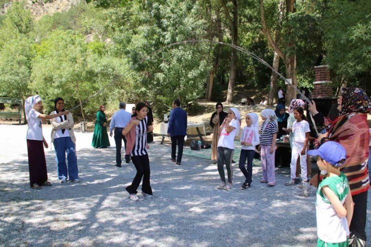 Akşehir’de çocuklar Yaz Kapanış Şenliğinde doyasıya eğlendi