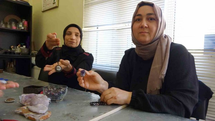 Doğadan çıkan yarı değerli taşlar kadınların elinde takıya dönüşüyor