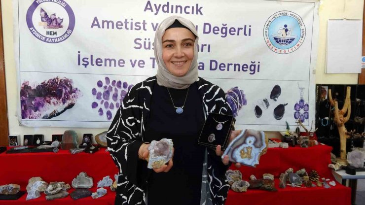 Doğadan çıkan yarı değerli taşlar kadınların elinde takıya dönüşüyor