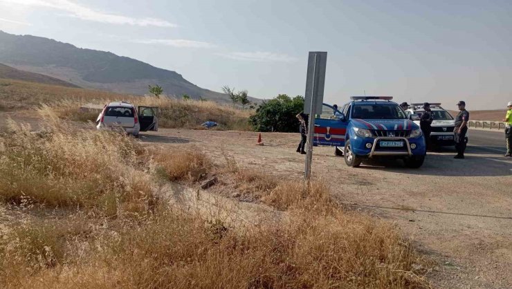 Kaza yapan otomobildeki anne ile çocuğunu ölüm ayırdı