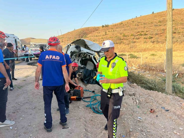 Kamyonet ile hafif ticari araç çarpıştı: 1 ölü, 3 yaralı
