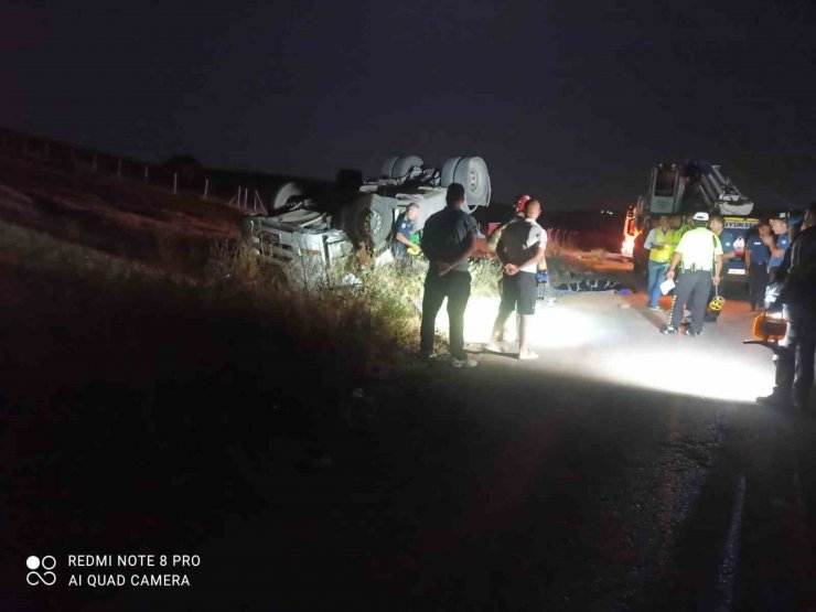 Ankara’da TIR tarlaya uçtu, sürücü hayatını kaybetti