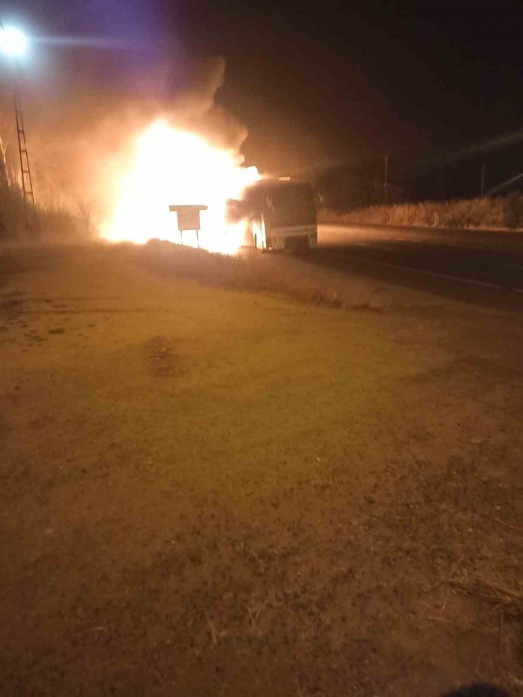 Yolcu otobüsü alev alev yandı