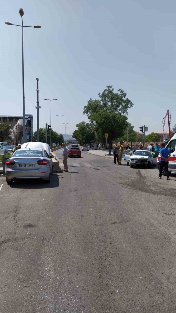 Kırıkkale’de iki otomobil çarpıştı: 2 yaralı