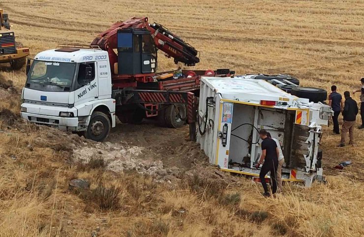 Başkentte çöp kamyonu devrildi: 1 yaralı