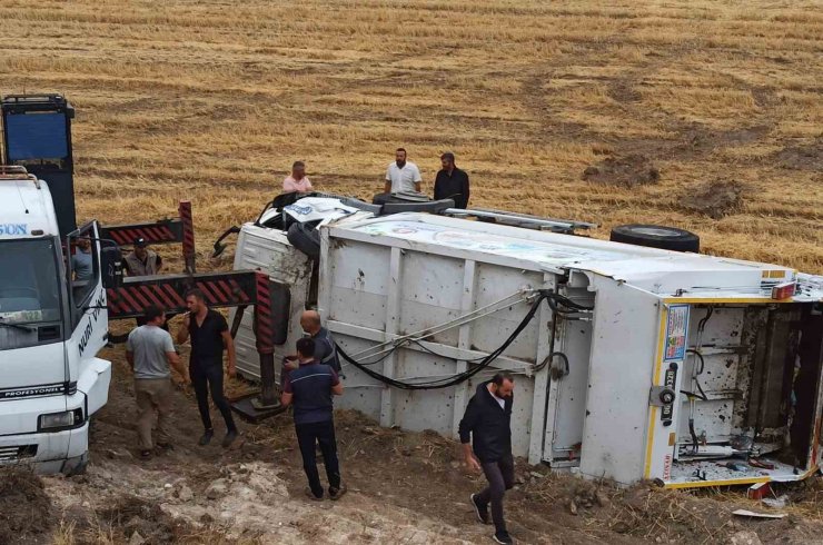 Başkentte çöp kamyonu devrildi: 1 yaralı