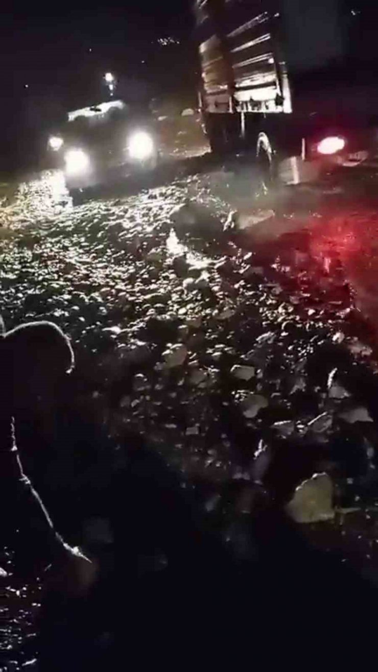 Sivas’ta sel birçok köy yolunu ulaşıma kapattı