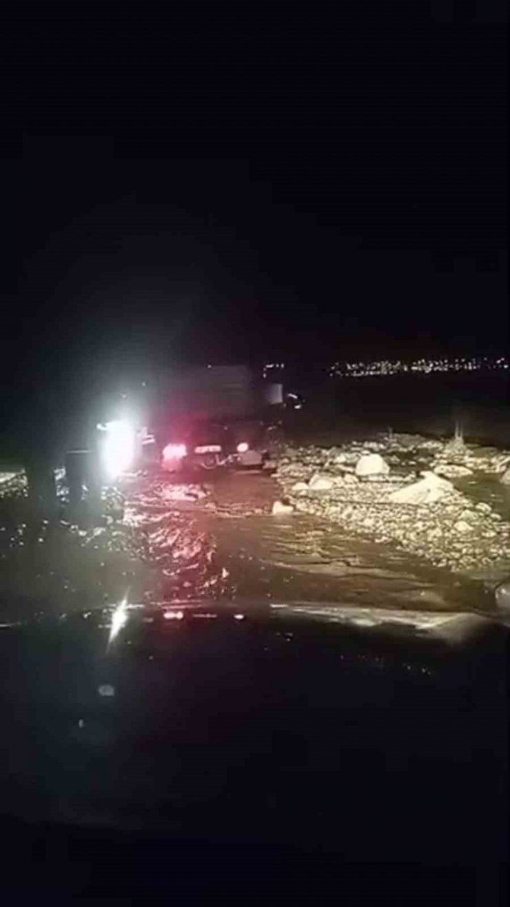 Sivas’ta sel birçok köy yolunu ulaşıma kapattı