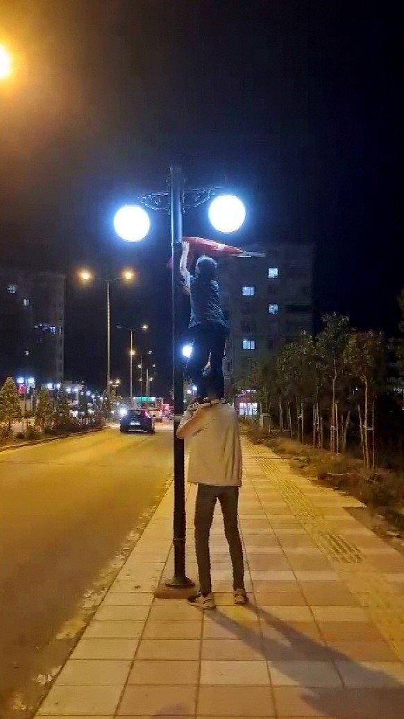 Gençlerin bayrak hassasiyeti duygulandırdı