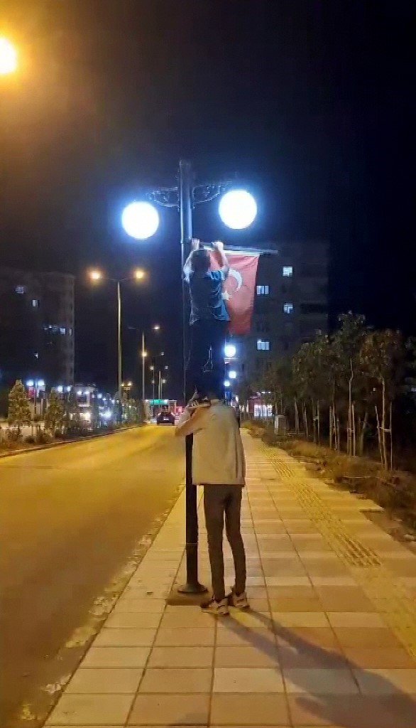Gençlerin bayrak hassasiyeti duygulandırdı