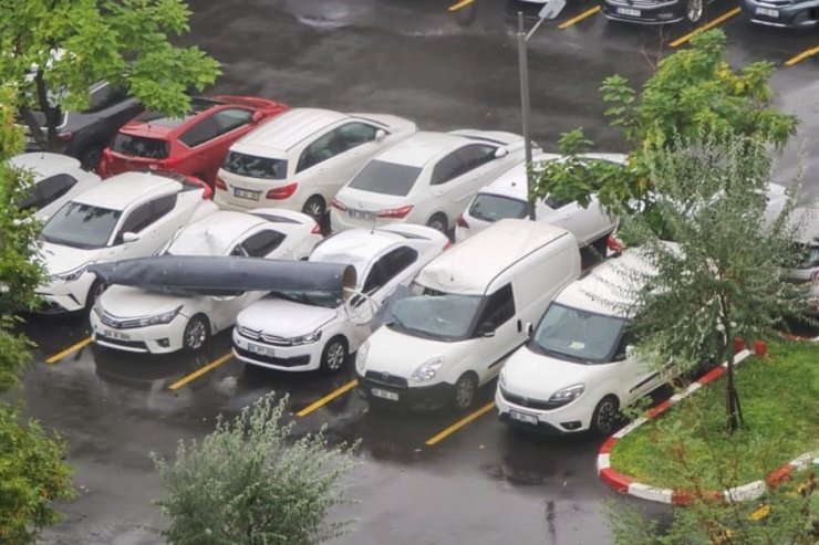 Başkentte bir otoparka uçak parçası düştü