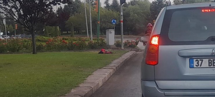 Yağmurlu havada yatan çocuğu gösterip para dilendiği iddiası