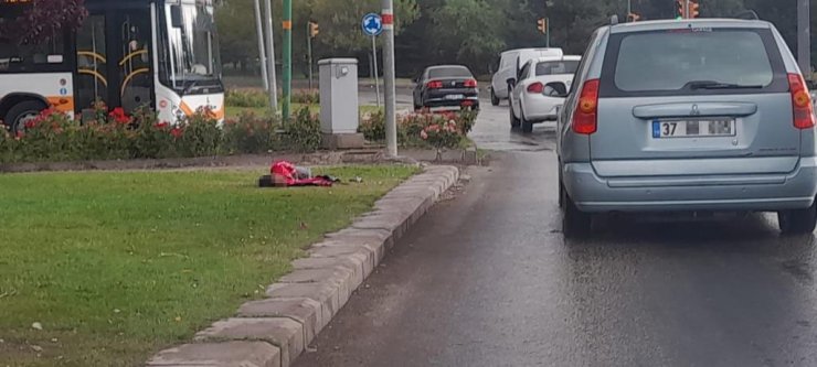 Yağmurlu havada yatan çocuğu gösterip para dilendiği iddiası
