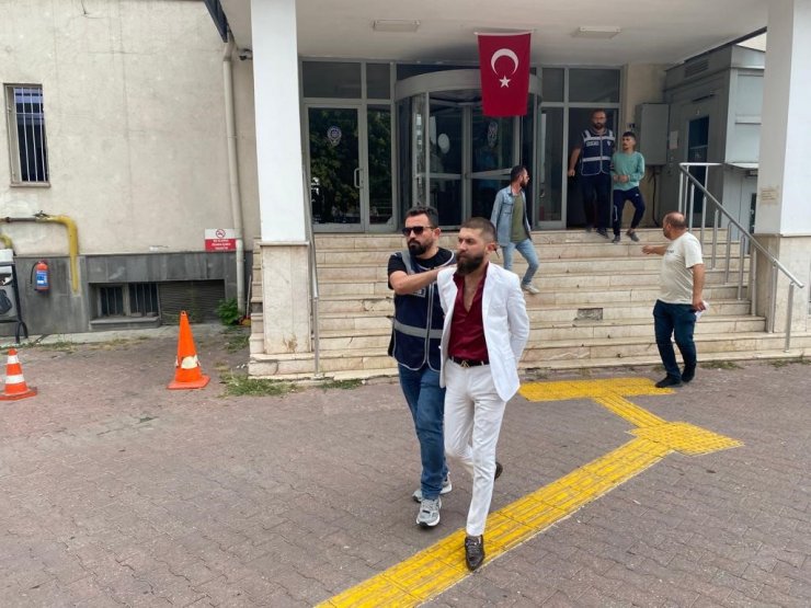 4. kattan oluklara tutunarak inip kaçmaya çalışan şahıs yakalandı