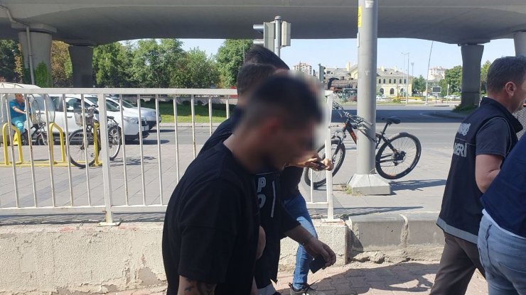 Zehir tacirleri narkotik polisinden kaçamadı