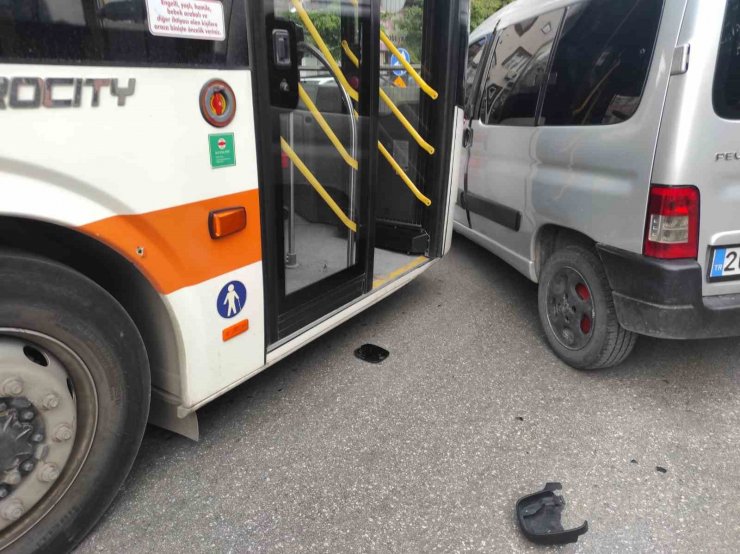 Belediye otobüsü ile hafif ticari araç çarpıştı