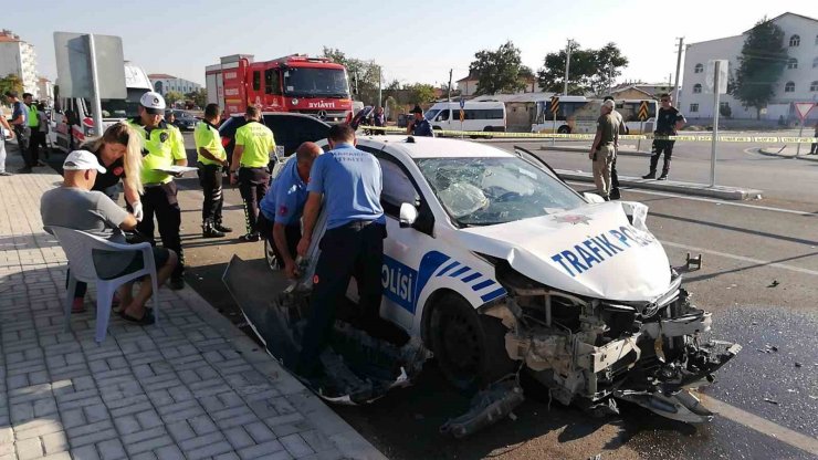Karaman’da polis aracı ile yabancı plakalı otomobil çarpıştı: 2’si polis 3 yaralı