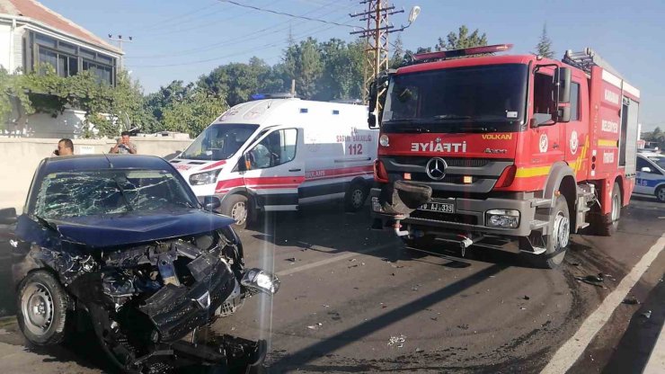 Karaman’da polis aracı ile yabancı plakalı otomobil çarpıştı: 2’si polis 3 yaralı