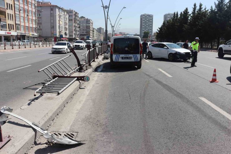 Otomobilin bariyerlere çarptığı kazada ortalık savaş alanına döndü