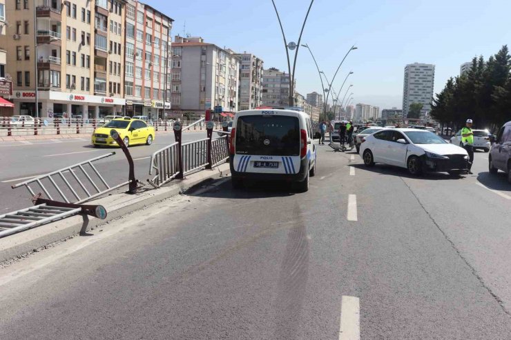 Otomobilin bariyerlere çarptığı kazada ortalık savaş alanına döndü