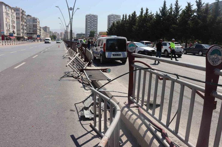 Otomobilin bariyerlere çarptığı kazada ortalık savaş alanına döndü