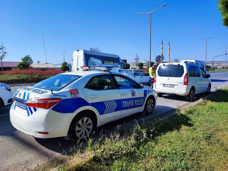 Polisten kaçan araçtan 8 kaçak göçmen çıktı