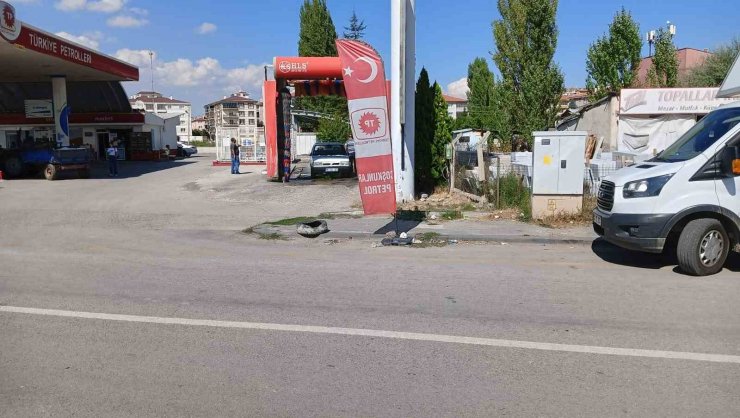 Yoldan geçen kadına laf atanlara tepki gösterince karnından bıçaklandı