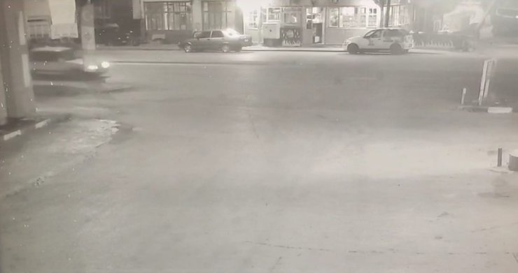 Yoldan geçen kadına laf atanlara tepki gösterince karnından bıçaklandı