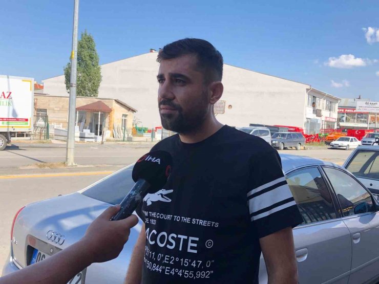 Yoldan geçen kadına laf atanlara tepki gösterince karnından bıçaklandı