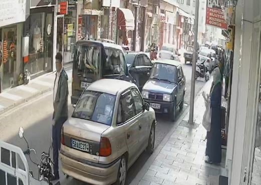 Faciadan kıl payı dönüldü, o anlar güvenlik kamerasına yansıdı