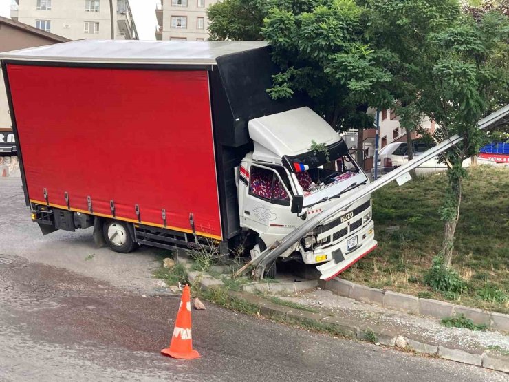 El freni çekilmeyen kamyon direğe çarparak durabildi