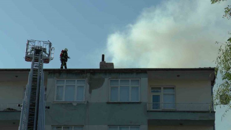 Kayseri’de korkutan yangın: Yanan ev 1 saatte söndürüldü