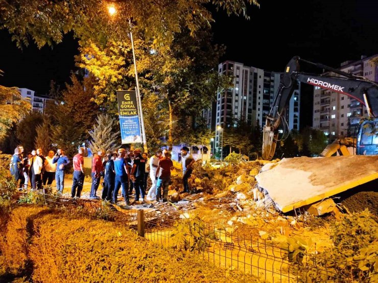 Niğde’de faciadan dönüldü: Yıkım sırasında yangın merdiveni yürüyüş yoluna devrildi