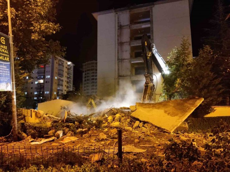 Niğde’de faciadan dönüldü: Yıkım sırasında yangın merdiveni yürüyüş yoluna devrildi