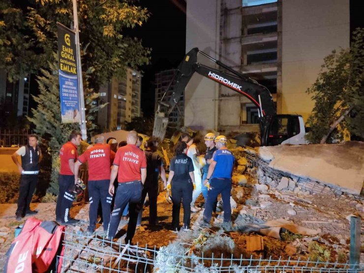 Niğde’de faciadan dönüldü: Yıkım sırasında yangın merdiveni yürüyüş yoluna devrildi