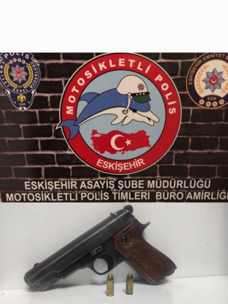 Eskişehir’de 8 şüpheli 3 tabanca, uyuşturucu madde ve çalıntı motosiklet ile yakalandı