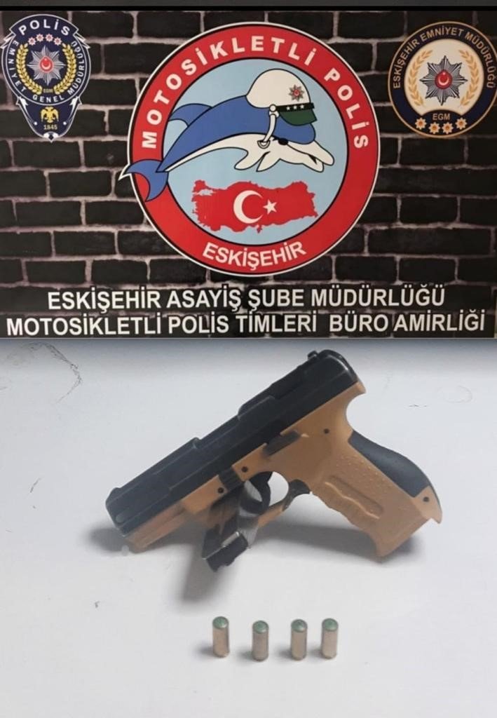 Eskişehir’de 8 şüpheli 3 tabanca, uyuşturucu madde ve çalıntı motosiklet ile yakalandı