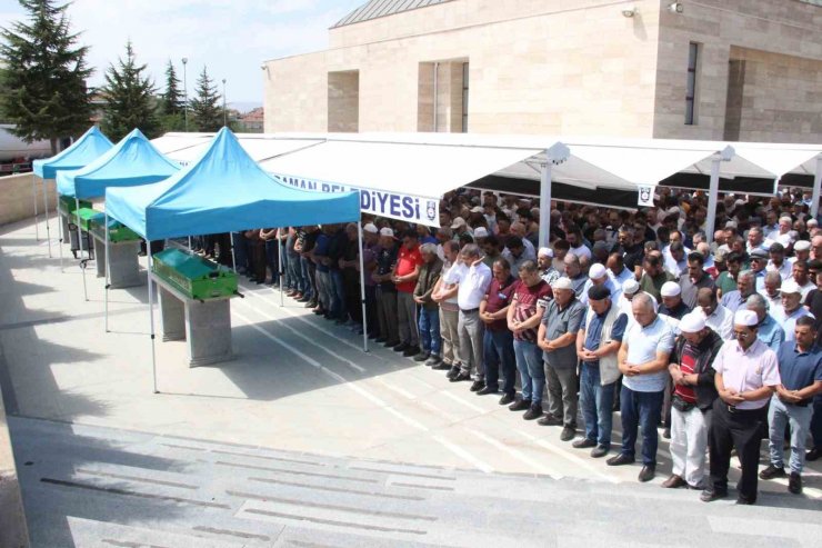 Düğüne giderken kazada ölen yaşlı çift son yolculuğuna uğurlandı