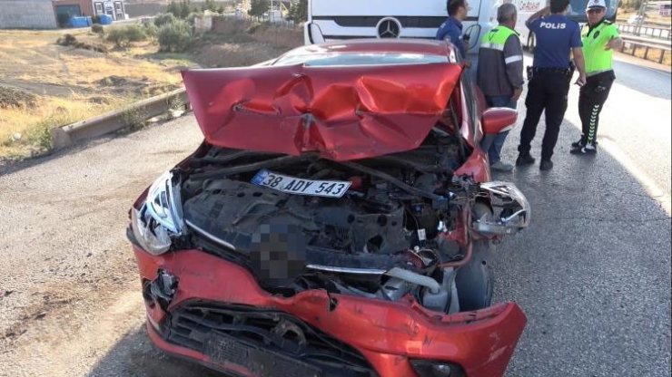 Kırıkkale’de zincirleme kaza: Otomobil hurdaya döndü, 2 kişi yaralandı