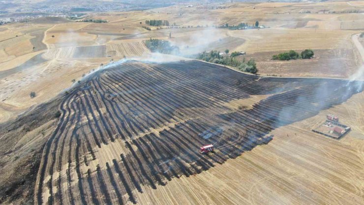 Sivas’ta paniğe neden olan yangın yerleşim yerine sıçramadan söndürüldü