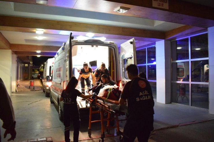 Devrilen otomobilde sıkışan 3 kişiyi itfaiye kurtardı