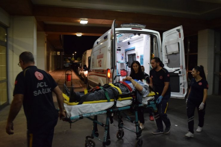 Devrilen otomobilde sıkışan 3 kişiyi itfaiye kurtardı