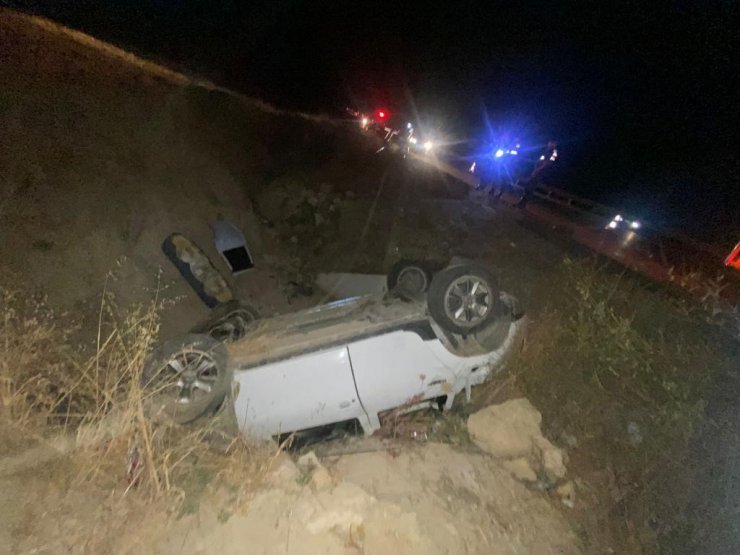 Devrilen otomobilde sıkışan 3 kişiyi itfaiye kurtardı
