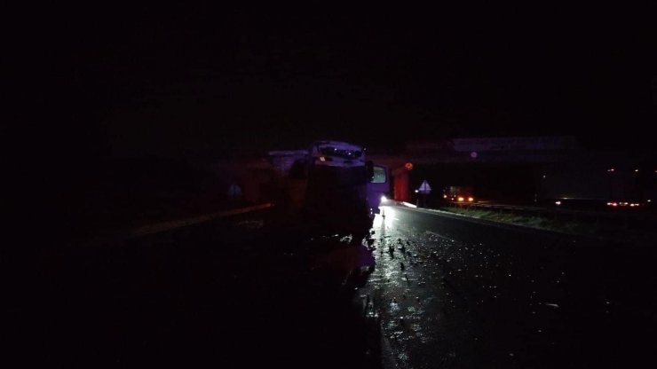 Başkent’te feci kaza: Yolcu otobüsü ile tırın karıştığı kazada 4’ü ağır 27 yaralı
