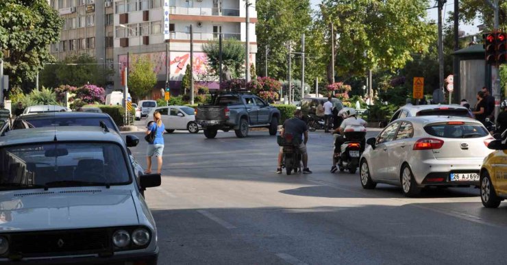 Sürücülerin sinyal vermemesi trafik kazalarının en önemli etkeni