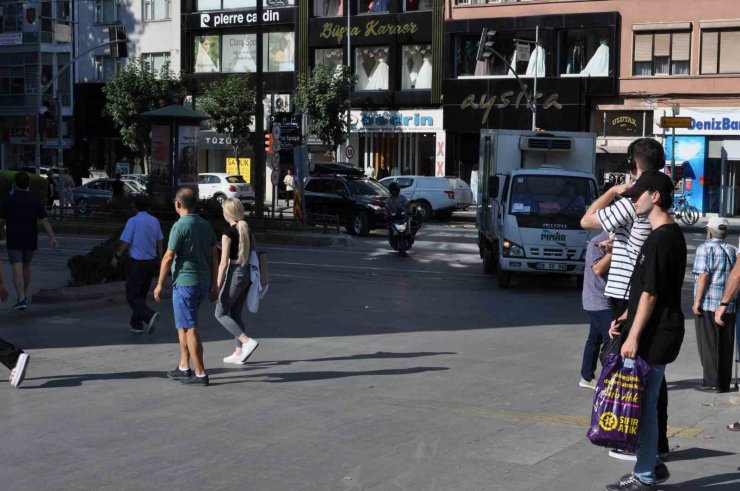 Sürücülerin sinyal vermemesi trafik kazalarının en önemli etkeni