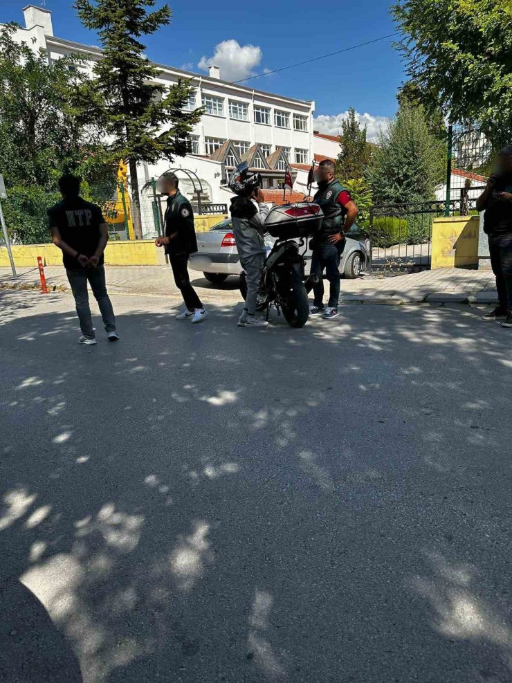 Polis ekipleri okul çevrelerinde denetimi arttırdı
