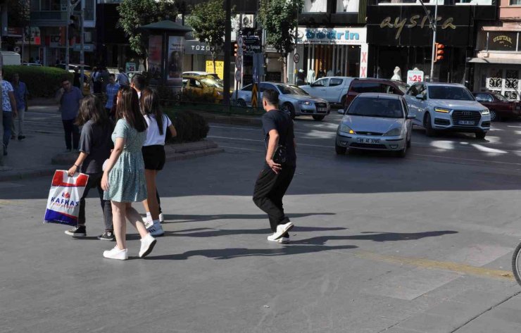 Sürücülerin sinyal vermemesi trafik kazalarının en önemli etkeni