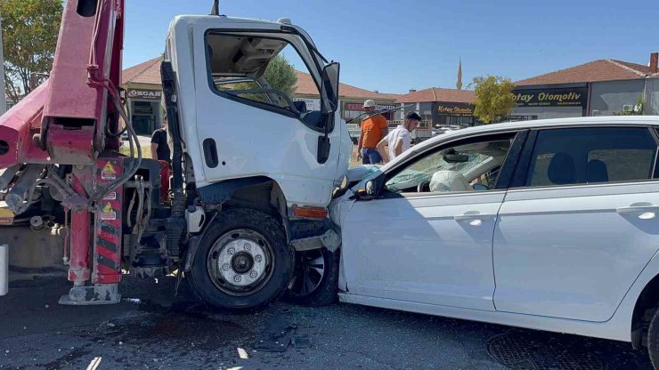 Vinç ile otomobil kafa kafaya çarpıştı, 1 kişi yaralandı: Kaza anı kamerada