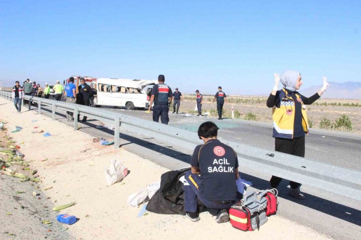 Karaman’da lastiği patlayan minibüs devrildi: 1 ölü, 10 yaralı